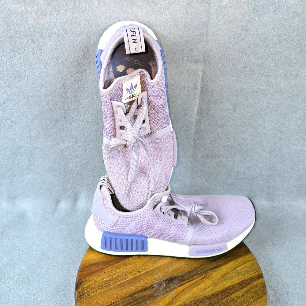 Purple adidas, marque aux 3 bandes, boost Womens Size 6**** - Picture 1 of 10